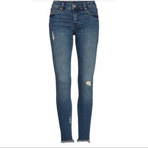 NWOT • BLANKNYC Crop Skinny Distressed Ankle Jeans with Raw Hem • Size 28